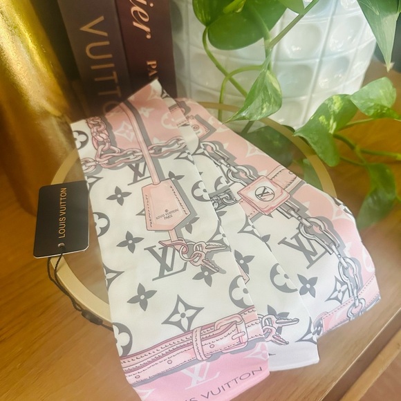 NWT Louis Vuitton Monogram BB Bandeau Pink White Gray 100% Silk Scarf 3x47” - Picture 6 of 7